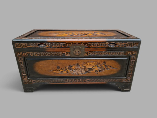 Chinese kamferhouten dekenkist met handgemaakt houtsnijwerk en messing beslag afm: 88x43cm en 44cm hoog. – opbergkast, Wood