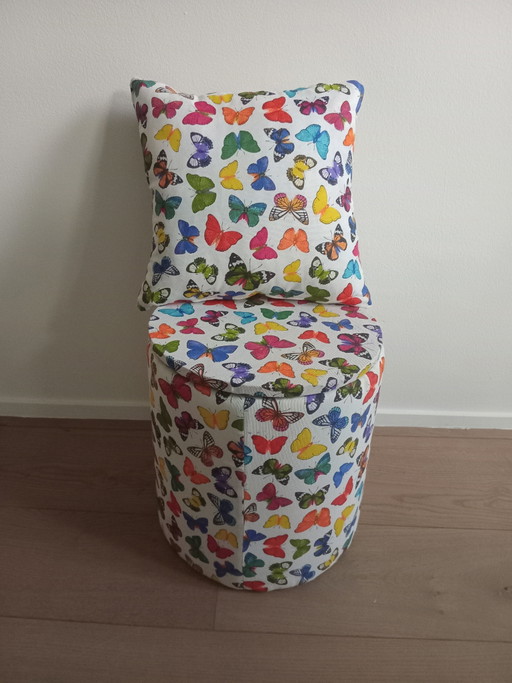Pouf mit Kissen aus Schmetterlingsstoff – hockers en poefs, Textile