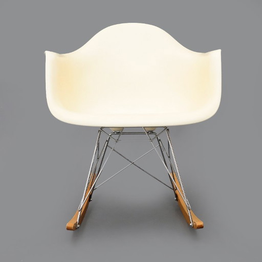 Sedia a dondolo “RAR” di Charles & Ray Eames per Vitra, anni '50