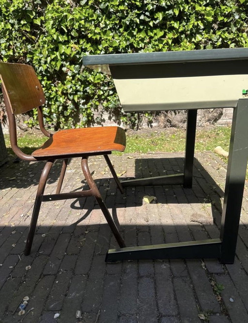 Retro schoolbankje met bijpassend stoeltje