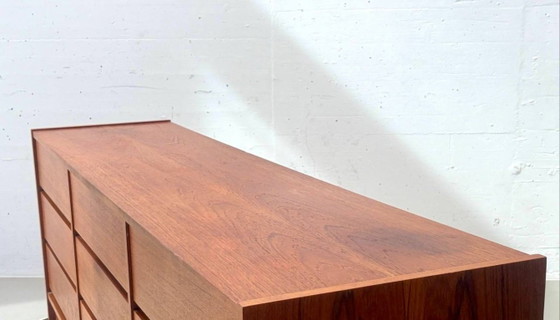 Cómoda larga danesa de teca de mediados de siglo, década de 1960. – Wood (photo 8 of 11)