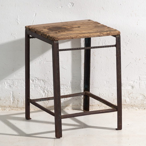 Tabouret industriel ancien en bois de pin et fer – Europe Centrale, circa 1950 – Iron, Industrieel (photo 4 of 40)