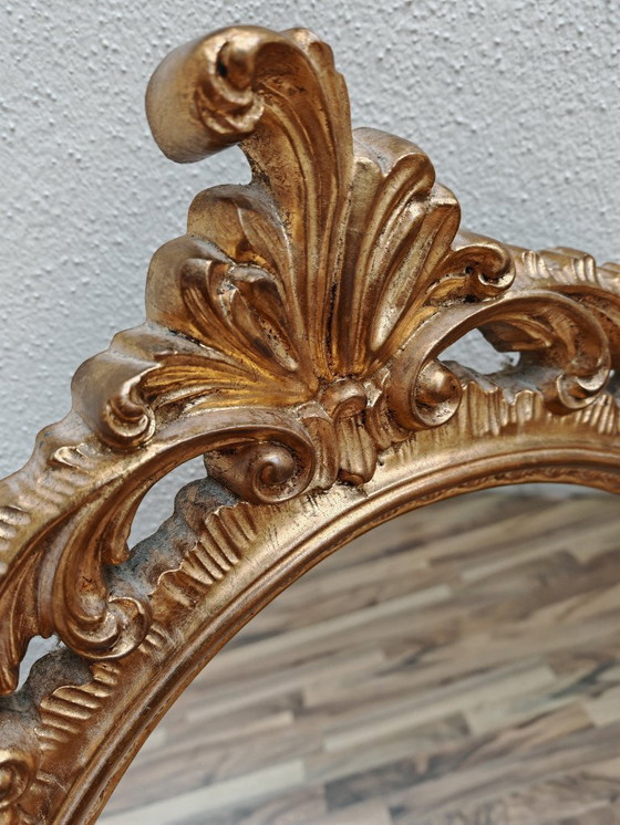 Image 1 of Ovale spiegel met gouden houten lijst uit een nalatenschap