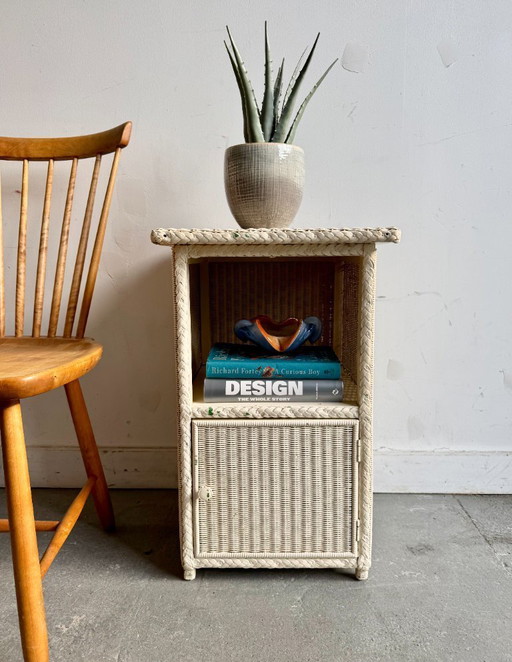 Mesita de noche vintage de Lloyd Loom