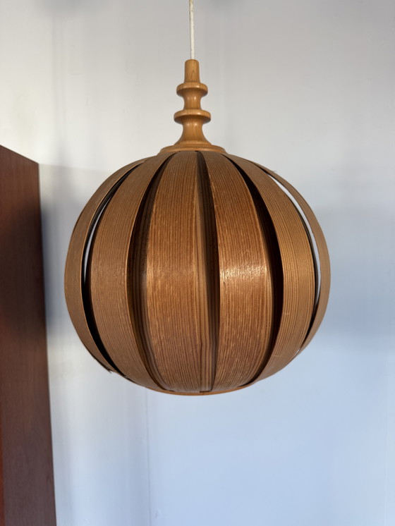 Image 1 of Lampada a sospensione vintage in legno a doghe anni '60