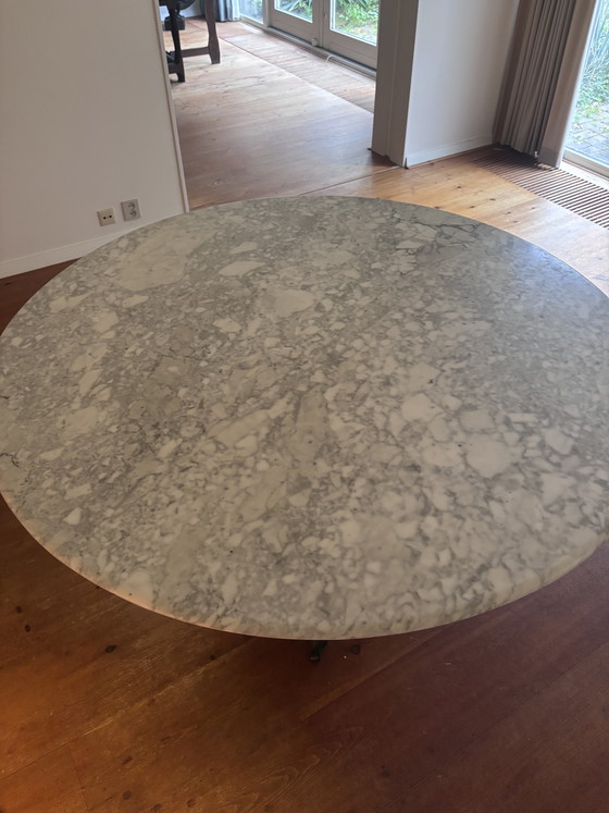 Table de salle à manger ronde en marbre avec pied en fonte – Tables de salle à manger (photo 4 of 8)