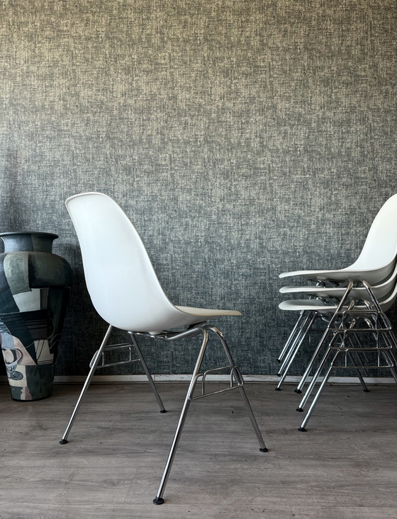 Image 1 of 8 sedie laterali in plastica Vitra Eames RE DSS – Charles & Ray Eames