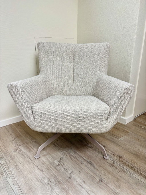 Poltrona con base girevole a quattro gambe e rivestimento in tessuto bouclé beige e grigio. – draaistoelen (photo 2 of 10)