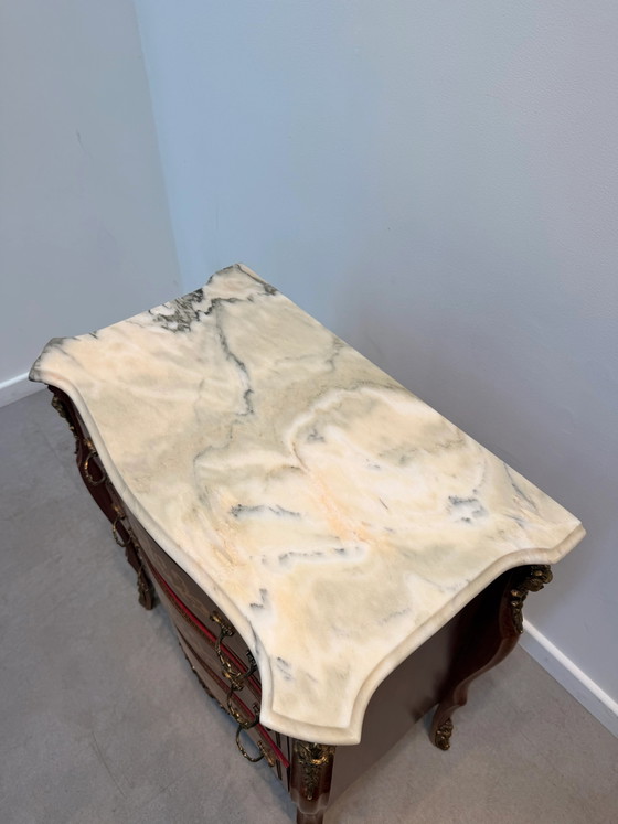 Image 1 of Comò francese in stile Luigi XV con intarsi e piano in marmo.