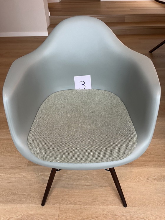 Image 1 of 6 sillas Vitra Eames DAW con cojines de asiento fijos