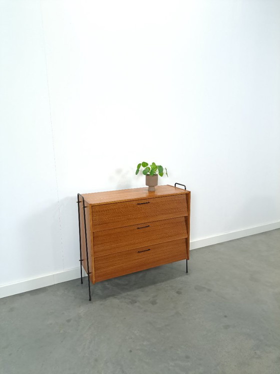 Image 1 of Scarpiera di design in teak Ilse con gambe in metallo nero