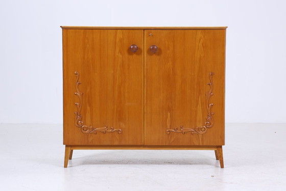 Image 1 of Armoire à linge vintage en bois | Mid Century armoire des années 50 avec sculptures | 60's rétro armoire à casiers #05-60