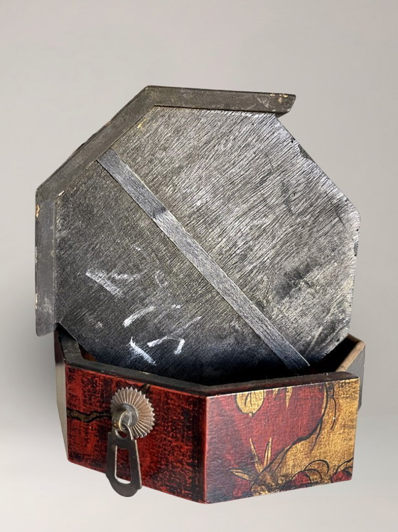 Image 1 of Lampenpaar in lackierten, asiatisch inspirierten Gehäusen, polychromer Verzierung und Messing – 63 cm