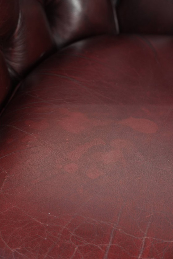 Prachtige rundleren chesterfield clubfauteuil in een schitterende rode kleur in klassieke Engelse stijl (photo 13 of 13)