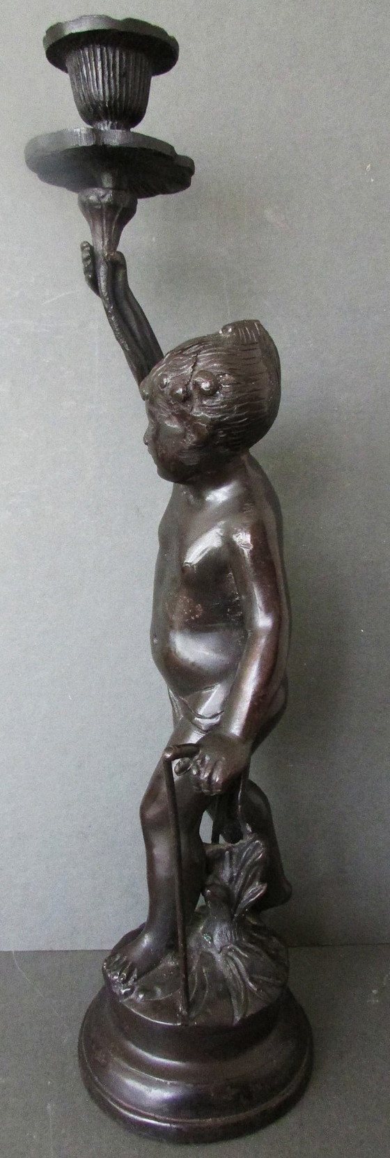 Bronzener Putto Kerzenhalter, Braun, Klassiek (Foto 5 von 7)