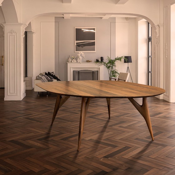Image 1 of Mesa de comedor GREYGE KAI de nogal macizo – Diseño italiano hecho a mano
