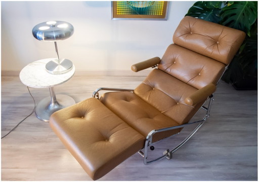 Sillón reclinable Lama estilo años 70, cromado y piel sintética, con reposapiés plegable.