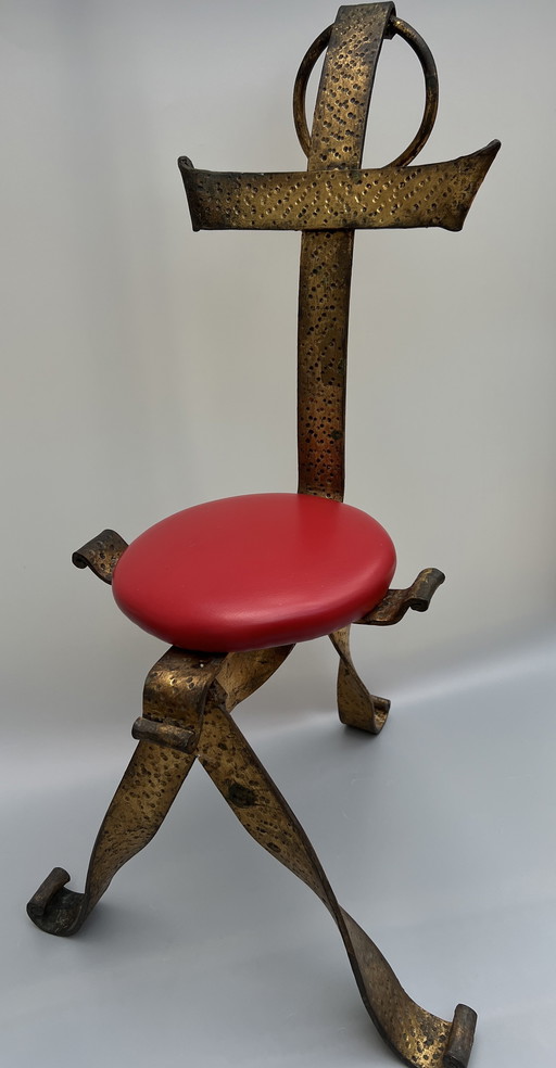 Sedia di design forgiata a mano – Spagna – Ferro brutalista con seduta rossa