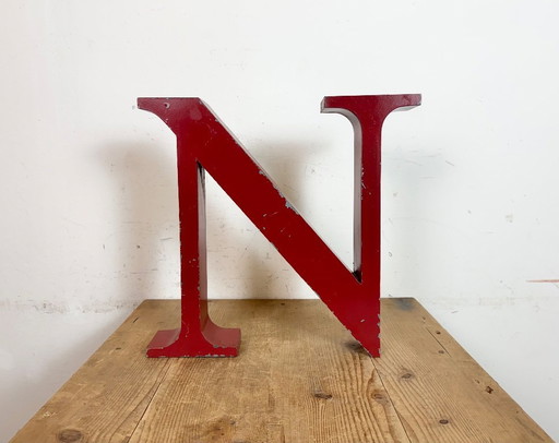 Lettera N in ferro rosso vintage, anni '70