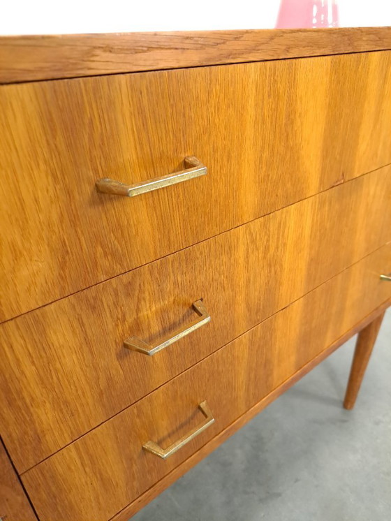 Image 1 of Cómoda danesa con patas altas y tiradores dorados.