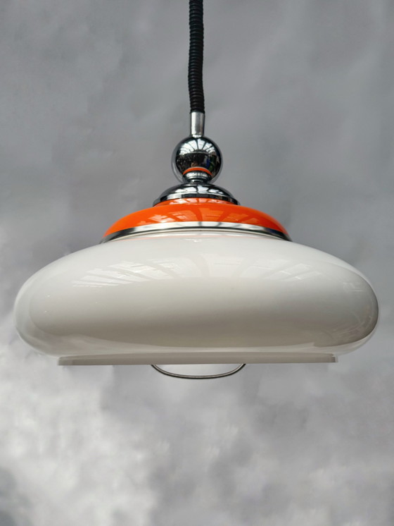 Image 1 of Vintage hanglamp in oranje en wit, in ruimtetijdstijl | Verstelbare hoogte | jaren 70