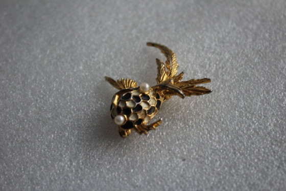 Image 1 of Vintage broche, abstract vismotief, goudkleurig metaal met emaille en parels.