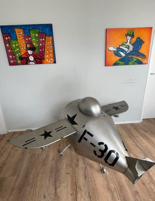 Groot vliegtuig met klok