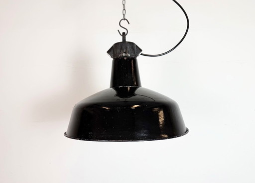 Industriële zwarte geëmailleerde fabriekslamp met gietijzeren bovenkant, jaren 50