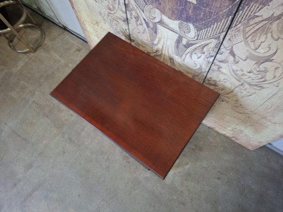 Image 1 of Set di tre tavolini classici, i cosiddetti tavolini ad incastro, dimensioni 55x38 cm e altezza 46 cm.