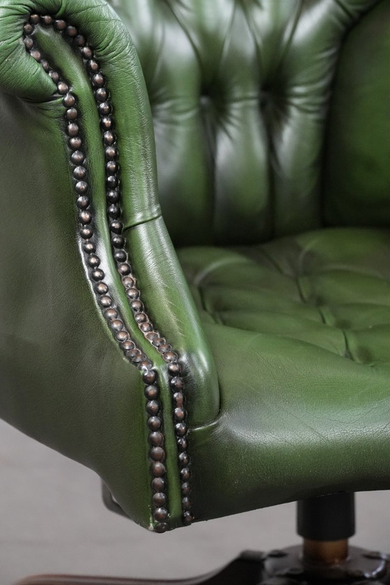 Image 1 of Grand fauteuil de bureau Chesterfield en cuir de vachette vert de style anglais, sur roulettes et à dossier haut.