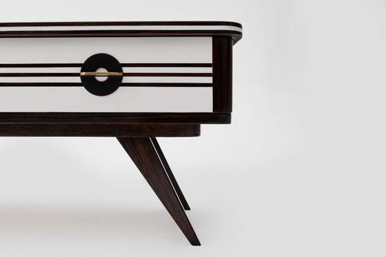 Image 1 of Vintage lage commode met afgeronde zijkanten en glazen blad, Denemarken, jaren 60.