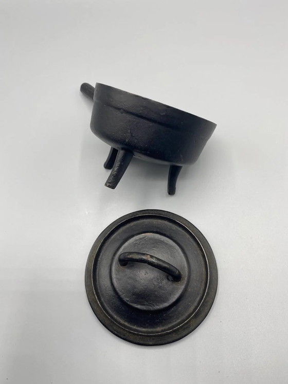 Small Black Cast Iron Tripod Pot, Long Handle, Rustic Style – Decorative Objects, Metal (photo 4 of 5)