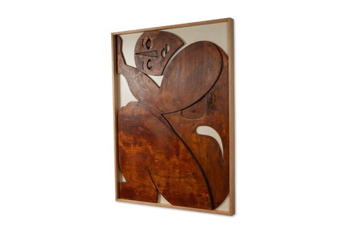 Bas-reliëf met de tekst "Denk buiten de gebaande paden!" in gepatineerd hout. Hedendaags.