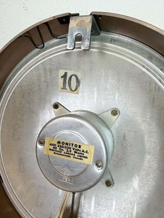 Image 1 of Bruine industriële elektrische wandklok van Westclox, jaren 60