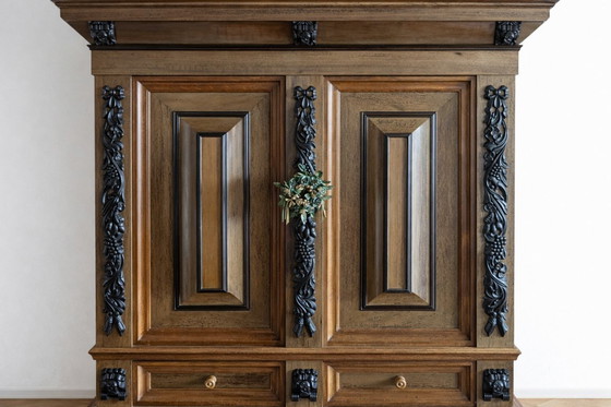 Image 1 of Armario de lino antiguo de madera maciza – ricamente decorado – armario único