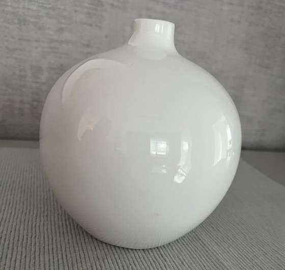 Image 1 of Round white vase by Bob, Special Interior Accessories