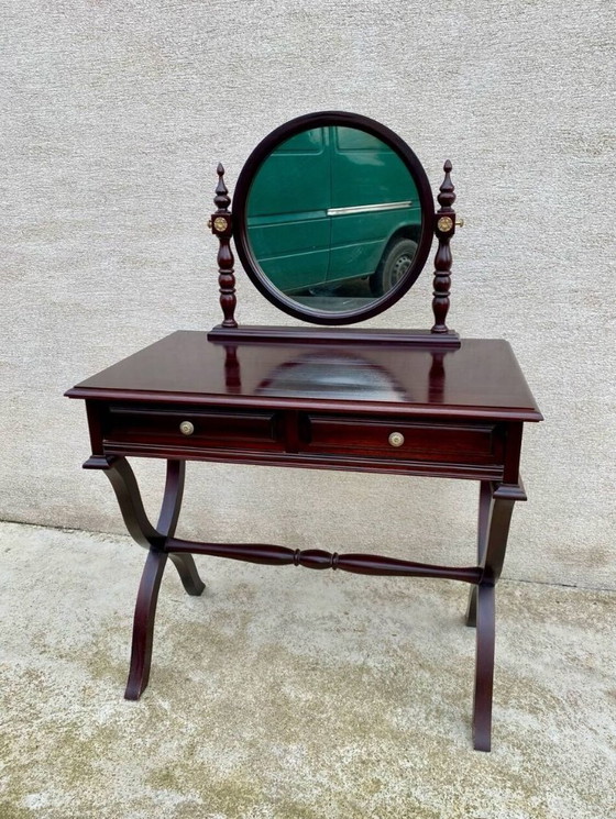 Image 1 of Tocador de madera maciza de estilo tradicional con dos cajones.