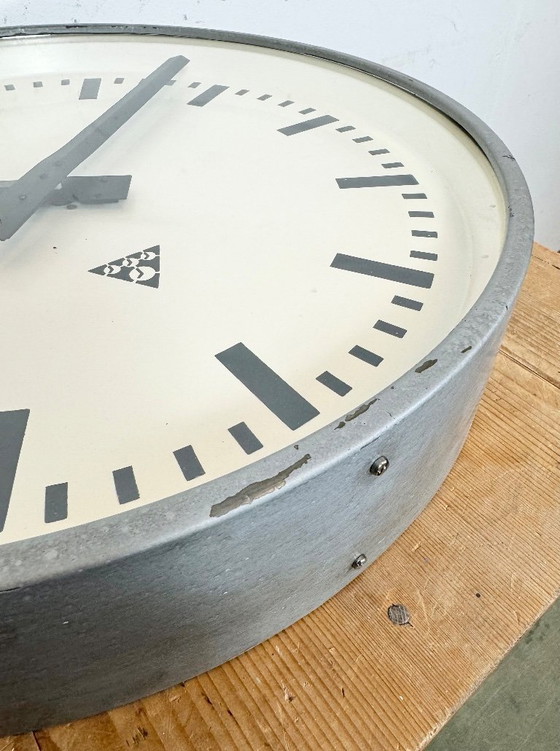 Image 1 of Grote grijze industriële fabriekswandklok van Pragotron, jaren 60
