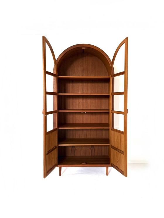 Vintage Deense Teakhouten Boogvitrine, Dyrlund ‘80 – Vitrinekasten, Glass, Wood (photo 4 of 15)