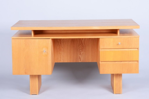 Gerestaureerd Mid-Century Bureau, Essen, Opnieuw gepolijst, Tsjechisch, jaren 60