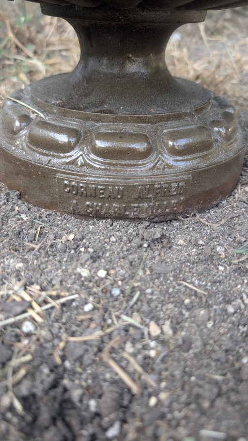 Vase Médicis à godrons en fonte par Alfred CORNEAU à Charleville XIXème