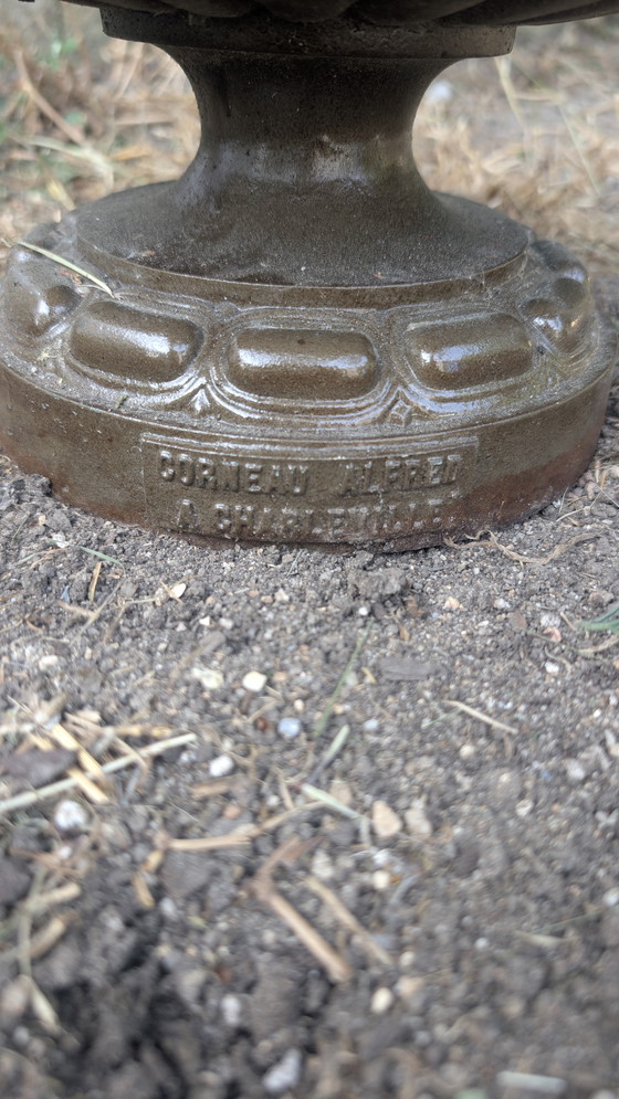 Image 1 of Jarrón Medici de hierro fundido con gallones de Alfred CORNEAU en Charleville siglo XIX