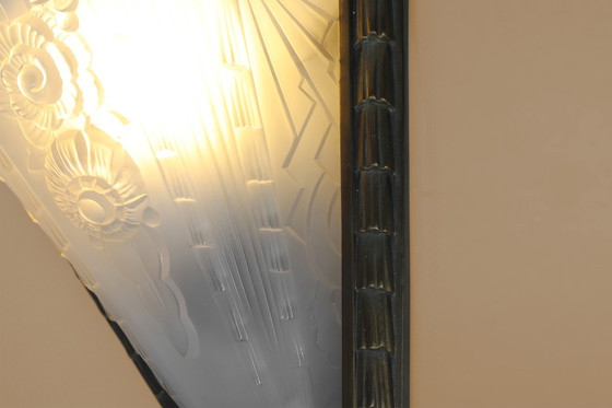 Image 1 of Franse Art Deco wandarmatuur met matte, geperst glazen kap, jaren 1920