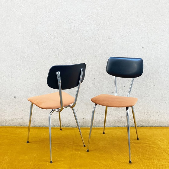 Image 1 of Paire de Chaises Vintage Années 70 – Chrome, Skaï Noir & Assises en Velours Orange