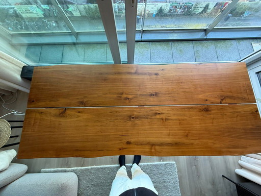 Mesa de comedor Westwing con aspecto de nogal - estilo de mediados de siglo