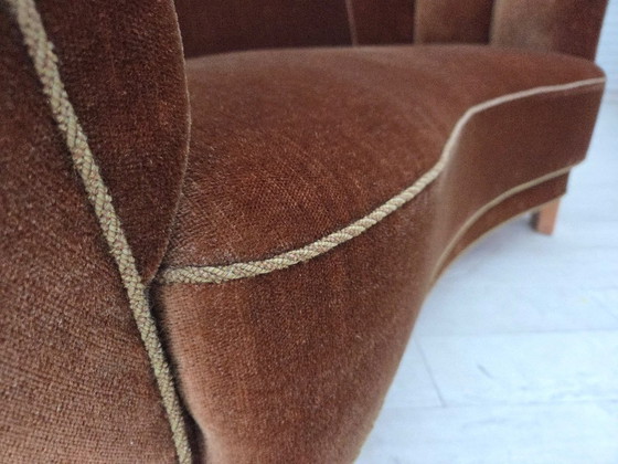 Image 1 of Sofá curvo danés de 2 plazas, década de 1960, tapizado en terciopelo marrón.