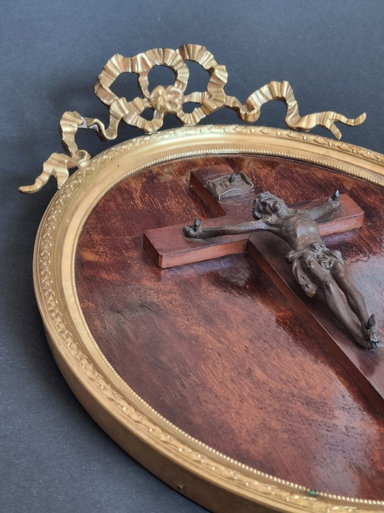 Image 1 of Elegant wandkruisbeeld, ovale gouden lijst met lintversiering, antiek kruisbeeld van Jezus
