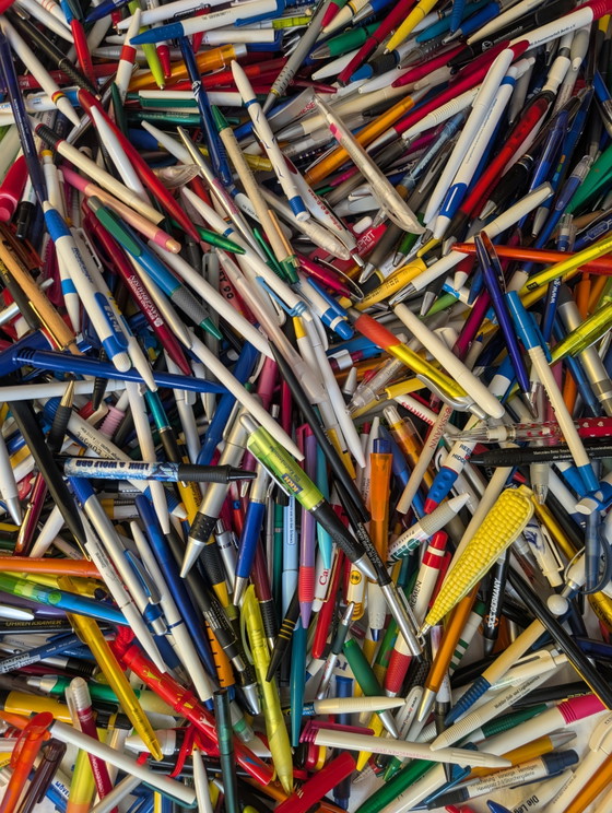 Image 1 of 2 684 stylos à bille / objets publicitaires de collection