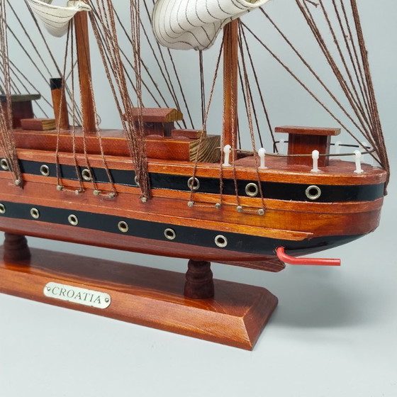 Sorprendente modellino di nave "Croatia" fatto a mano anni '70. Prodotto in Inghilterra. – Oggetti decorativi (photo 8 of 9)