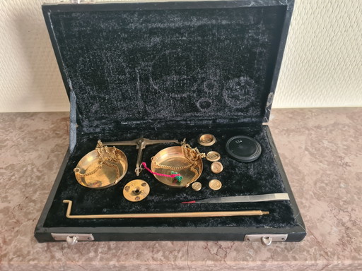 Bilancia da orafo/gioielliere in ottone / Bilancia vintage in ottone dorato anni '60 – decoratieve objecten (photo 2 of 5)
